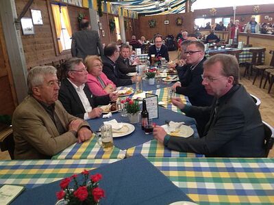 Imbiss im Festzelt, vorne Heinrich Zier (l.) u. Matthias Baaß (ehemaliger u. amtierender SPD-Fraktionsvorsitzender)
